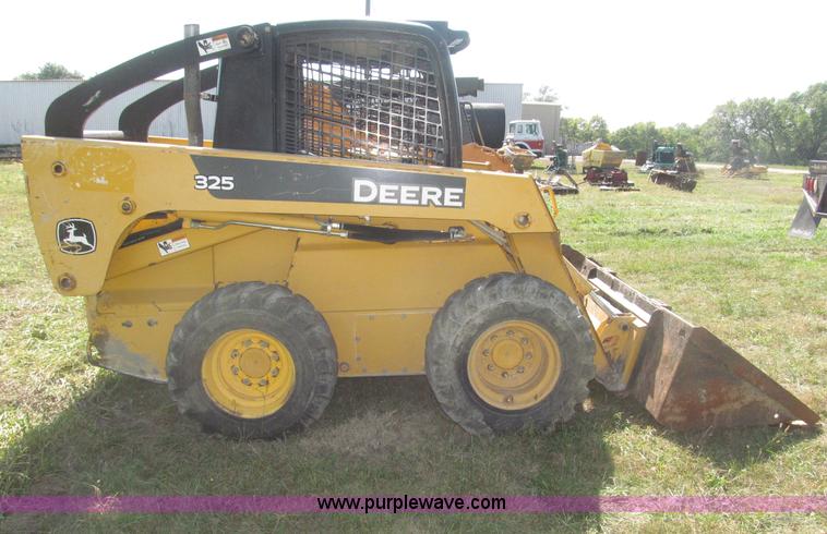 image for item F7134 John Deere 325 skid steer