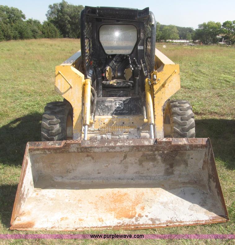 image for item F7134 John Deere 325 skid steer