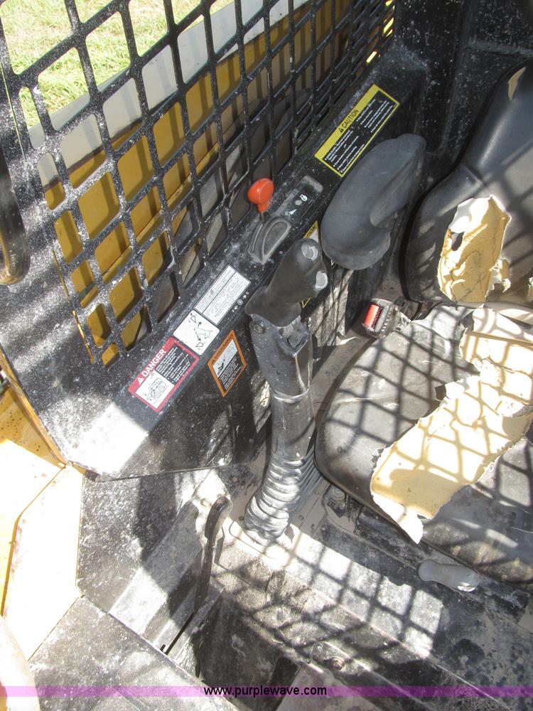 image for item F7134 John Deere 325 skid steer