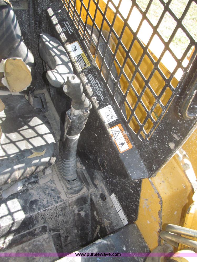 image for item F7134 John Deere 325 skid steer