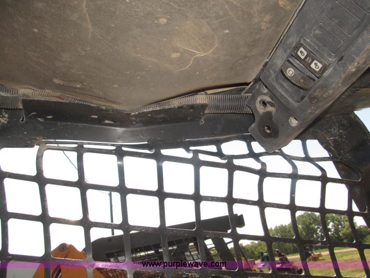 image for item F7134 John Deere 325 skid steer