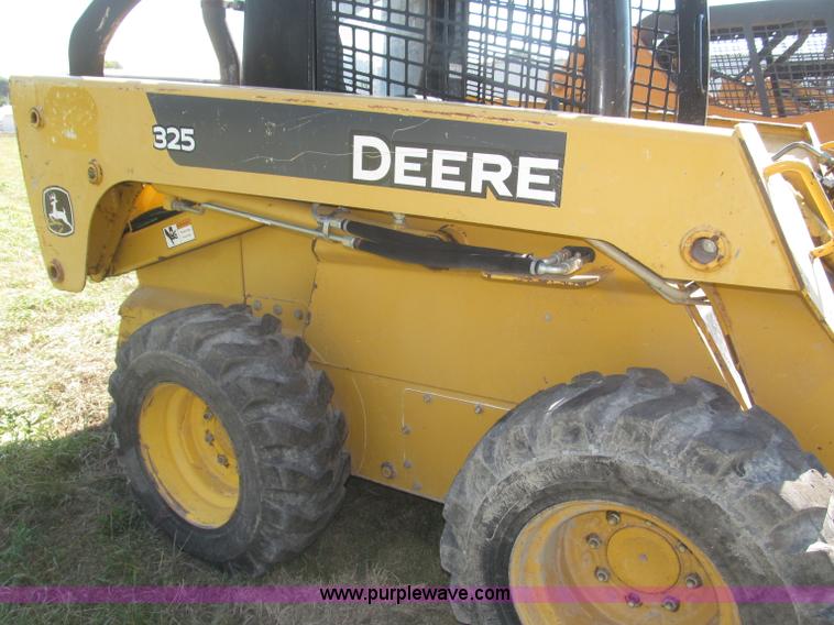 image for item F7134 John Deere 325 skid steer