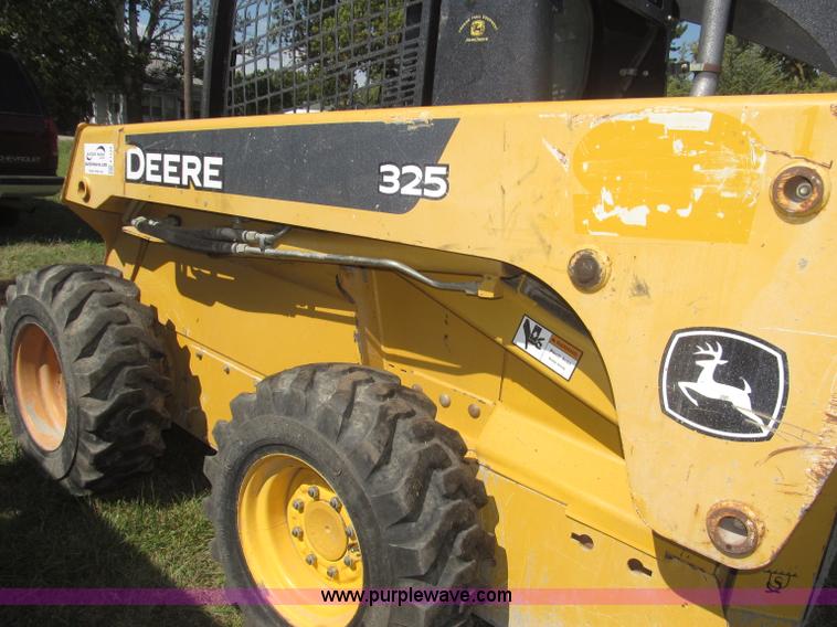 image for item F7134 John Deere 325 skid steer