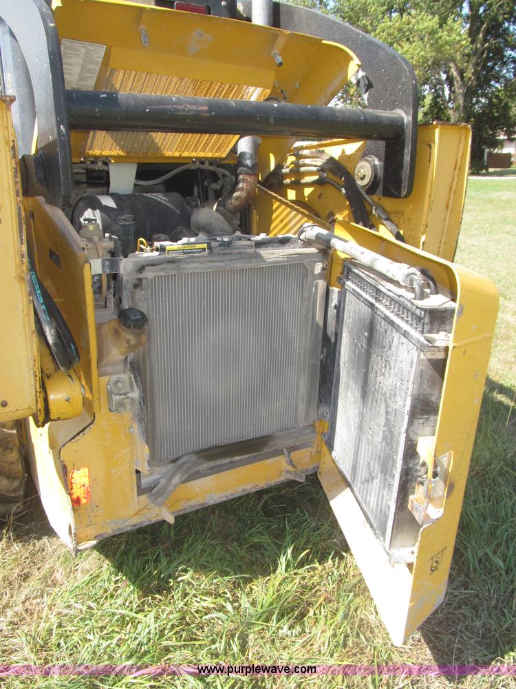 image for item F7134 John Deere 325 skid steer