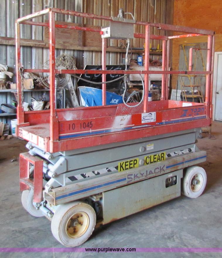 image for item G4162 Skyjack 3220 scissor lift