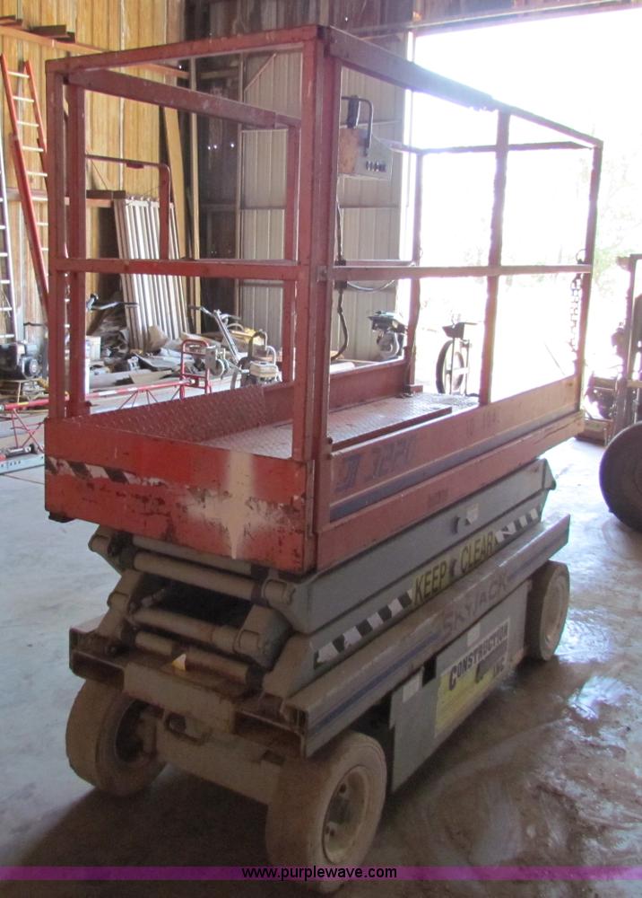 image for item G4162 Skyjack 3220 scissor lift