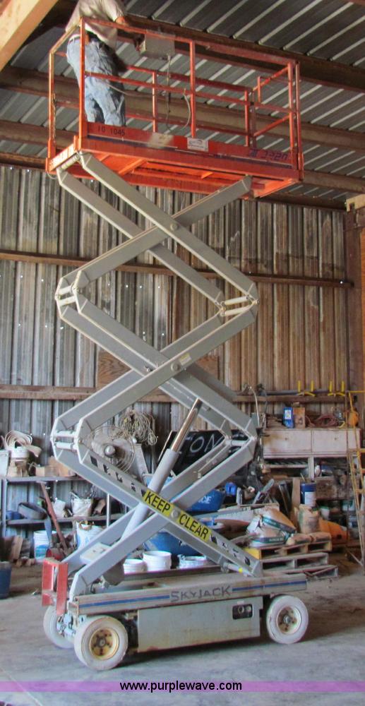 image for item G4162 Skyjack 3220 scissor lift