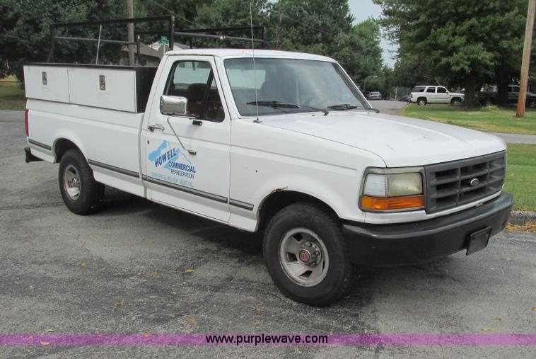 image for item G9437 1992 Ford F150 pickup truck