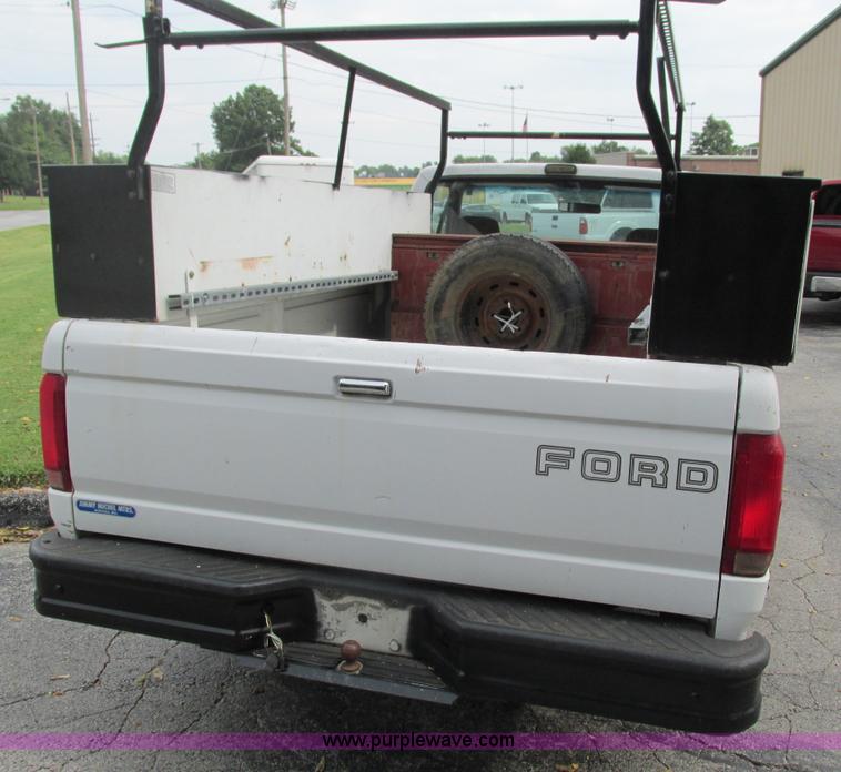 image for item G9437 1992 Ford F150 pickup truck