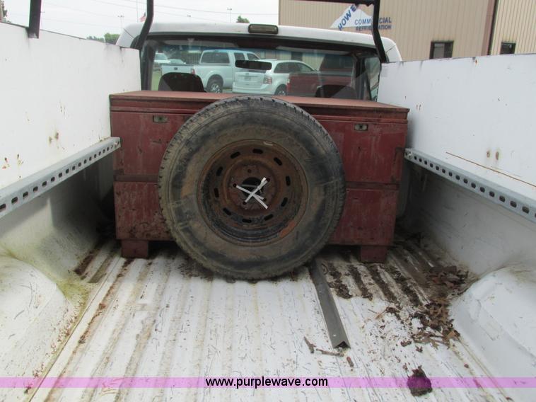 image for item G9437 1992 Ford F150 pickup truck