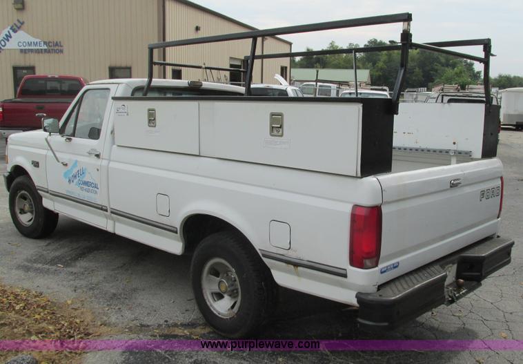 image for item G9437 1992 Ford F150 pickup truck