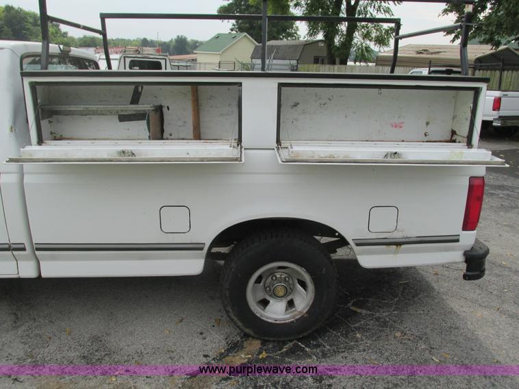 image for item G9437 1992 Ford F150 pickup truck