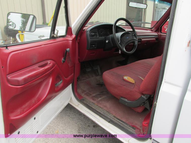 image for item G9437 1992 Ford F150 pickup truck