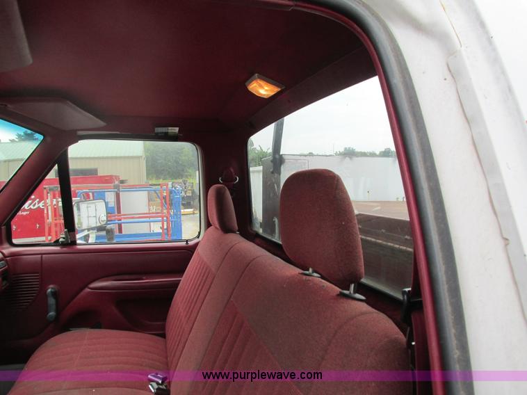 image for item G9437 1992 Ford F150 pickup truck