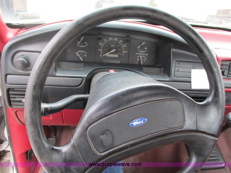 image for item G9437 1992 Ford F150 pickup truck