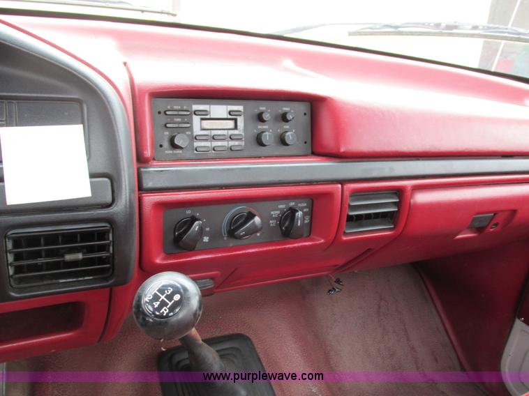 image for item G9437 1992 Ford F150 pickup truck