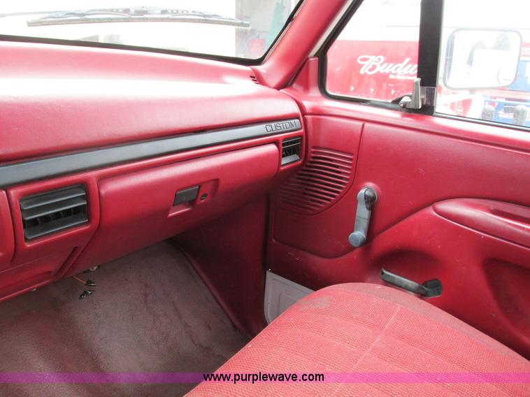 image for item G9437 1992 Ford F150 pickup truck