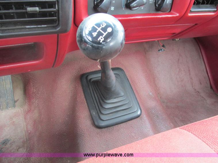 image for item G9437 1992 Ford F150 pickup truck