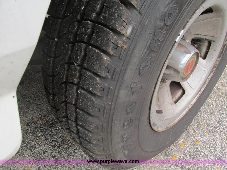 image for item G9437 1992 Ford F150 pickup truck