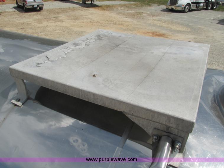 image for item G9447 1995 Walker stainless steel tanker trailer