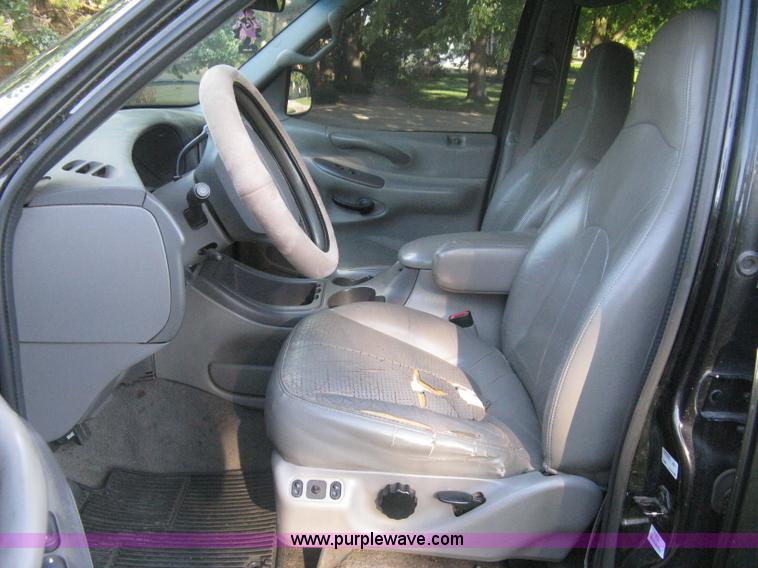 image for item H6331 1998 Ford Expedition XLT SUV