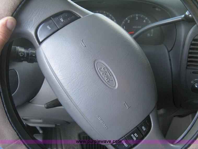 image for item H6331 1998 Ford Expedition XLT SUV