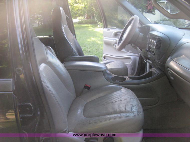 image for item H6331 1998 Ford Expedition XLT SUV