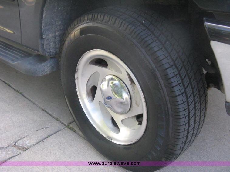 image for item H6331 1998 Ford Expedition XLT SUV