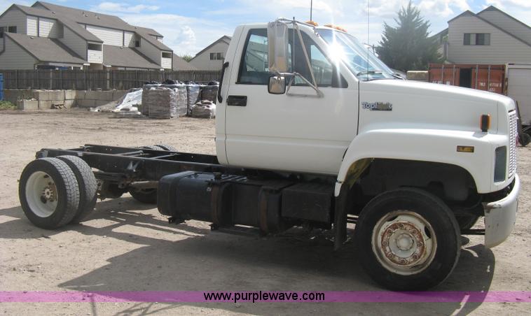 image for item H6348 1992 GMC TopKick truck cab and chassis
