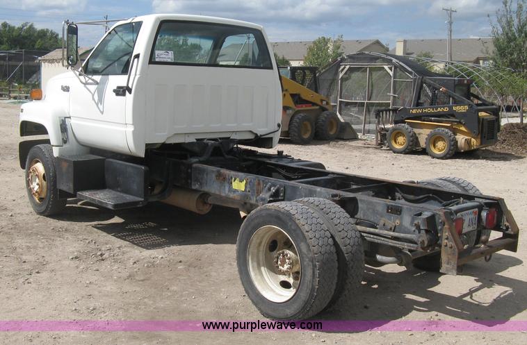image for item H6348 1992 GMC TopKick truck cab and chassis