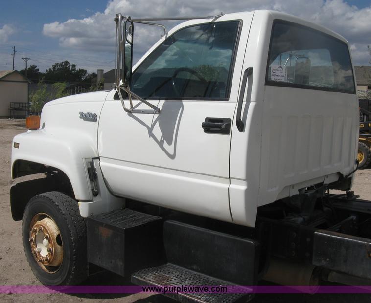 image for item H6348 1992 GMC TopKick truck cab and chassis