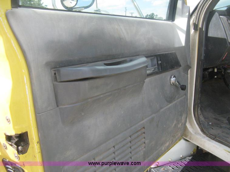 image for item H6348 1992 GMC TopKick truck cab and chassis