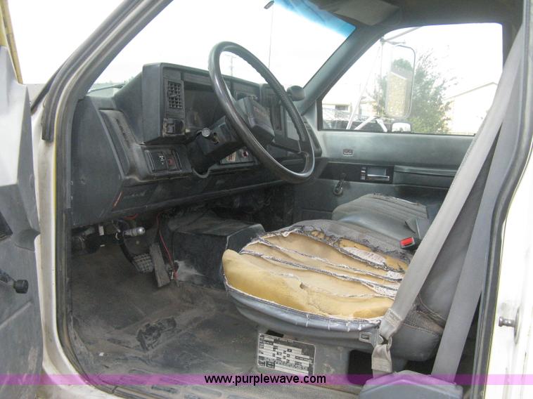 image for item H6348 1992 GMC TopKick truck cab and chassis