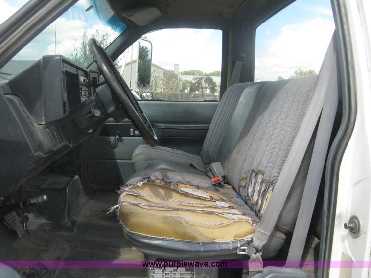 image for item H6348 1992 GMC TopKick truck cab and chassis