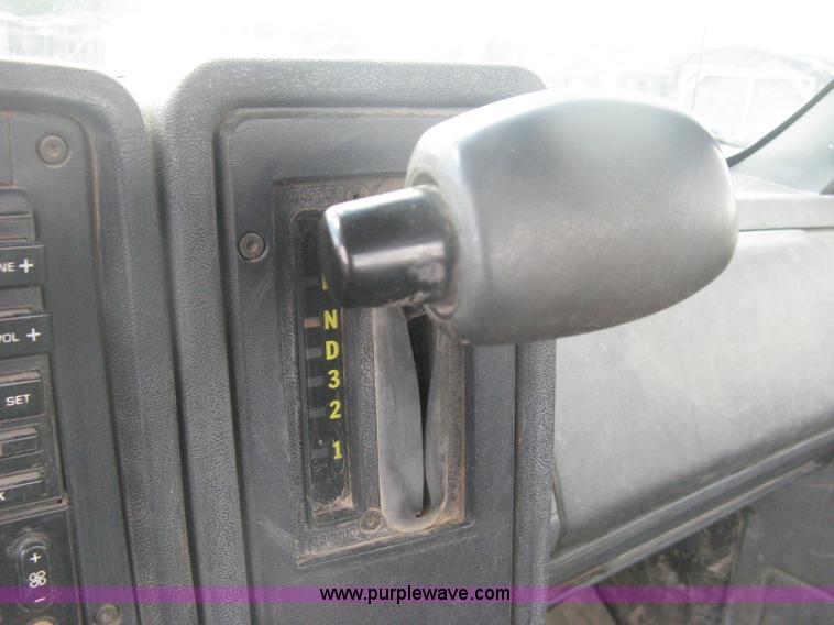 image for item H6348 1992 GMC TopKick truck cab and chassis