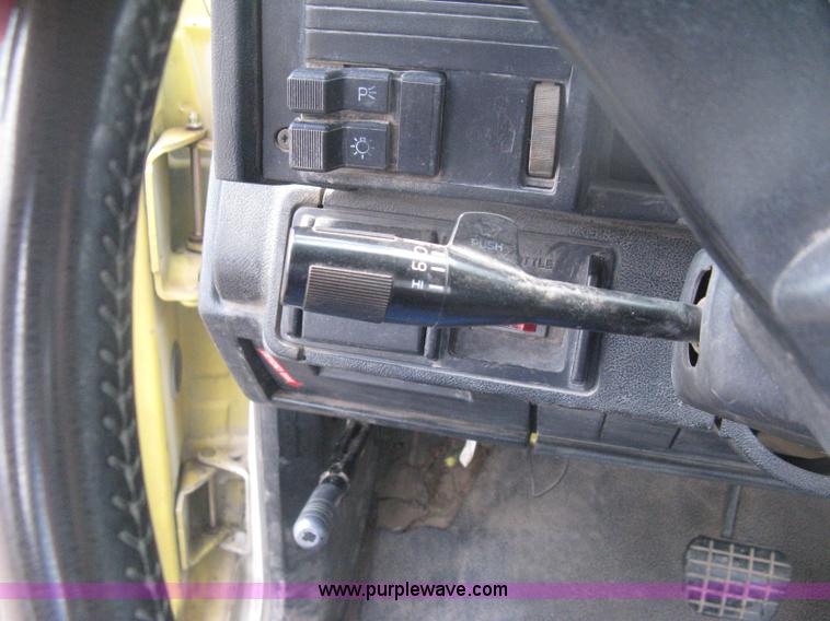 image for item H6348 1992 GMC TopKick truck cab and chassis