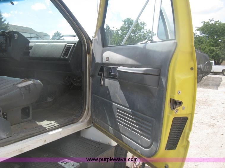 image for item H6348 1992 GMC TopKick truck cab and chassis