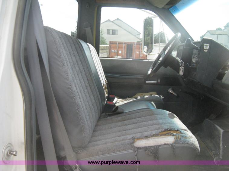 image for item H6348 1992 GMC TopKick truck cab and chassis