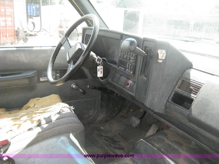 image for item H6348 1992 GMC TopKick truck cab and chassis