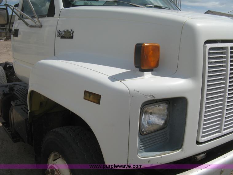 image for item H6348 1992 GMC TopKick truck cab and chassis