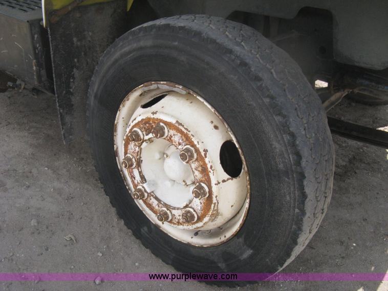 image for item H6348 1992 GMC TopKick truck cab and chassis