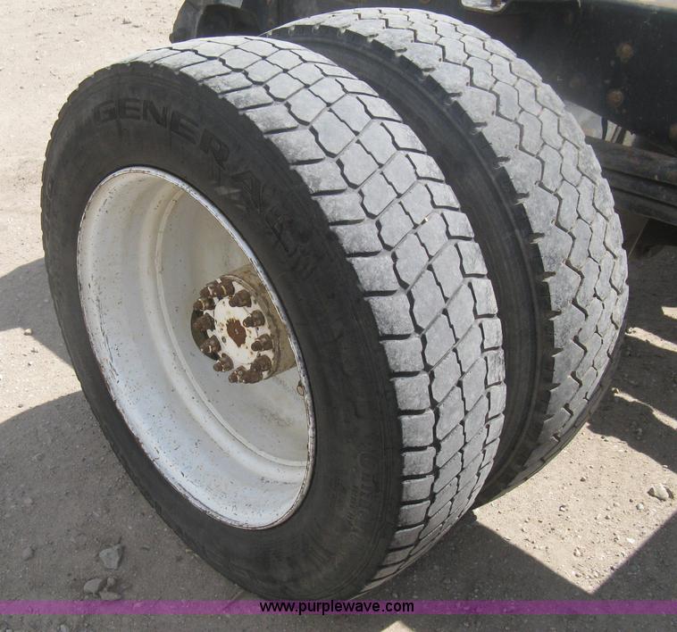 image for item H6348 1992 GMC TopKick truck cab and chassis