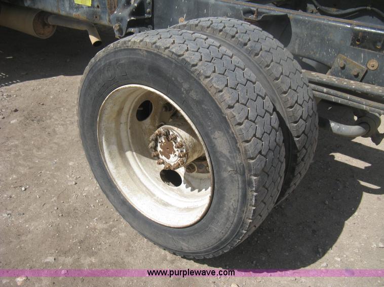 image for item H6348 1992 GMC TopKick truck cab and chassis