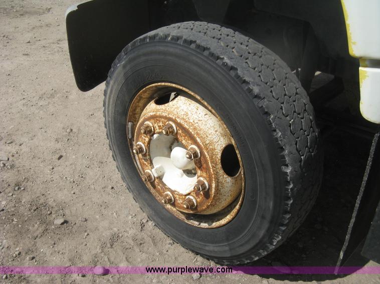 image for item H6348 1992 GMC TopKick truck cab and chassis