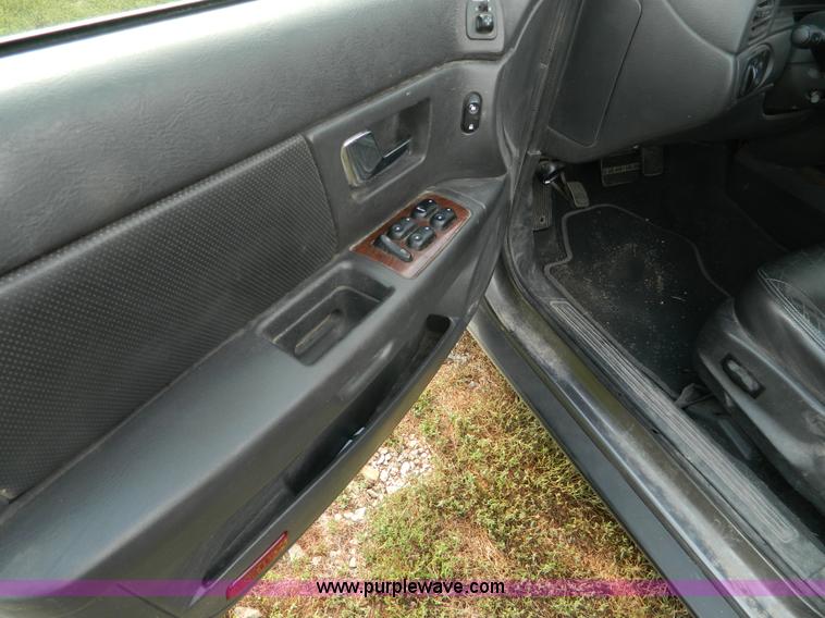 image for item I1385 2003 Ford Taurus SEL