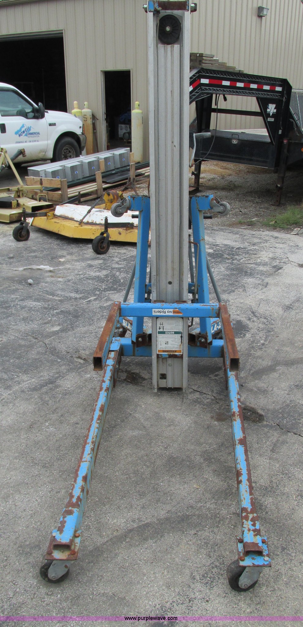 Genie SLA 20 SuperLift Advantage material lift in Springfield, MO