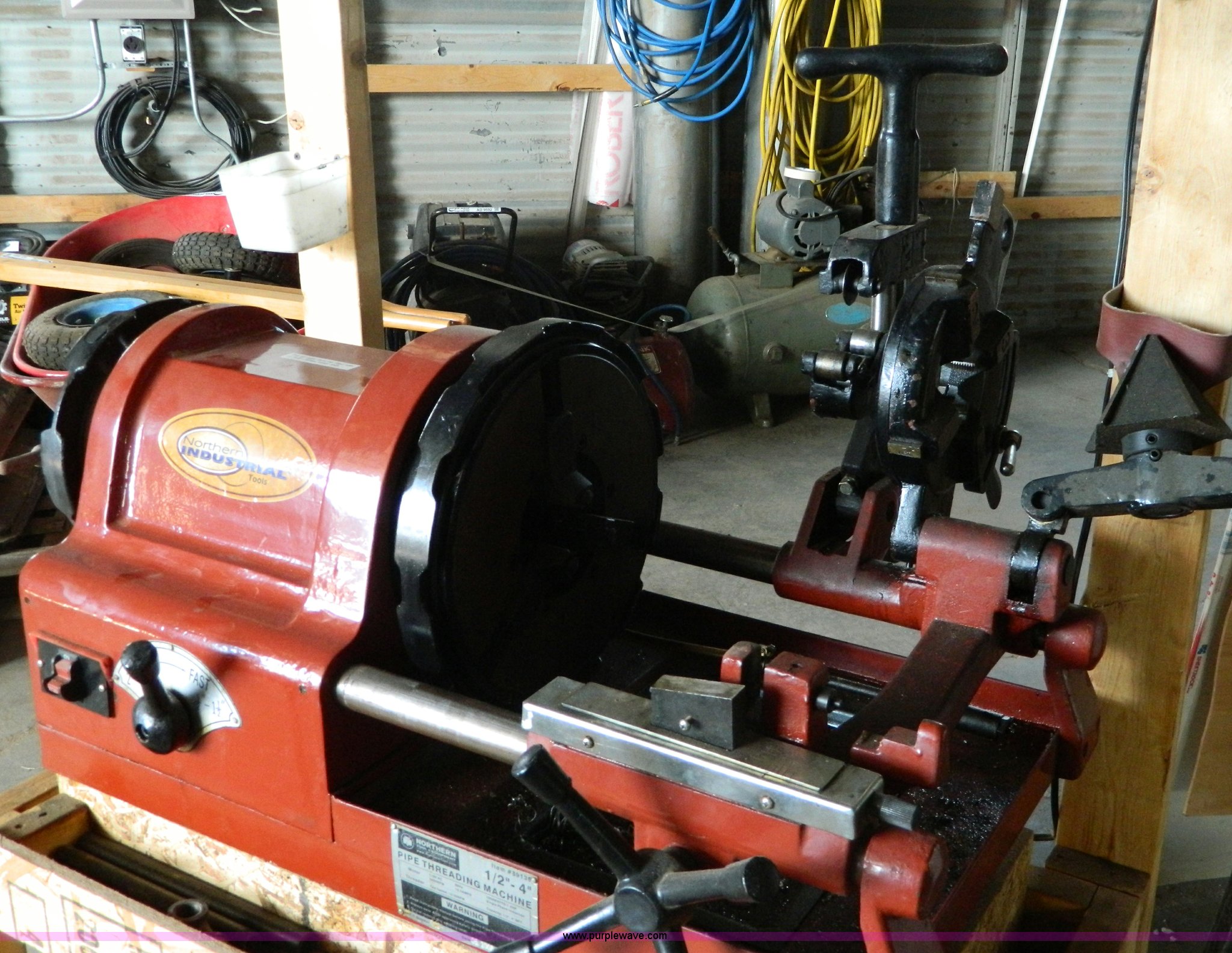 Northern Industrial pipe threading machine in Russell, KS Item AD9588