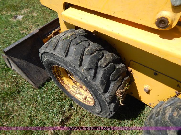 image for item B5811 2001 Gehl SL4635 skid steer