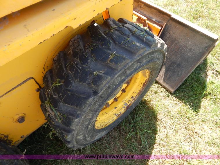 image for item B5811 2001 Gehl SL4635 skid steer