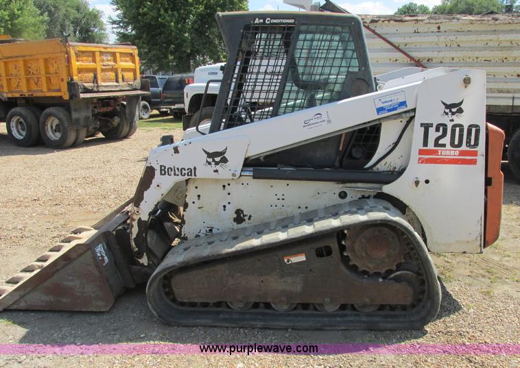 image for item E7354 2001 Bobcat T200 track skid steer